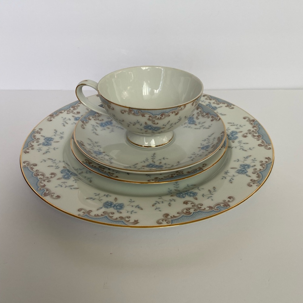 W. Dalton Imperial China SEVILLE 4 Piece Set Blue Floral Dish Plates  Tea Cup